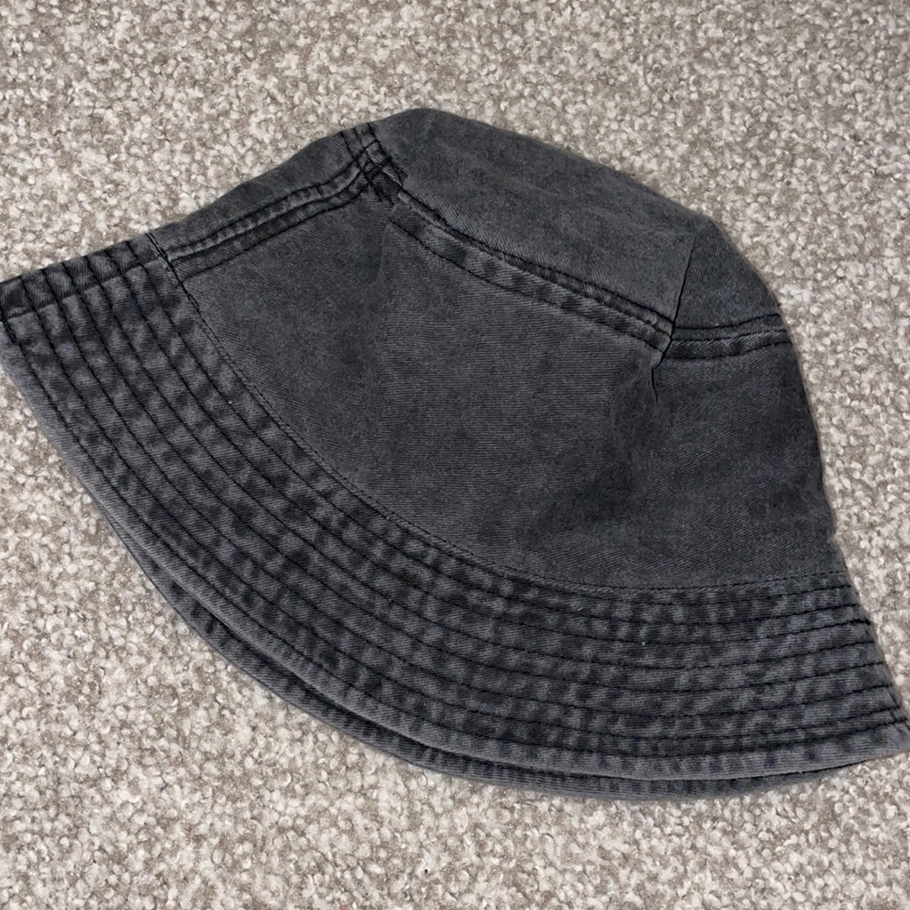 BUCKET HAT — NEVER WORN